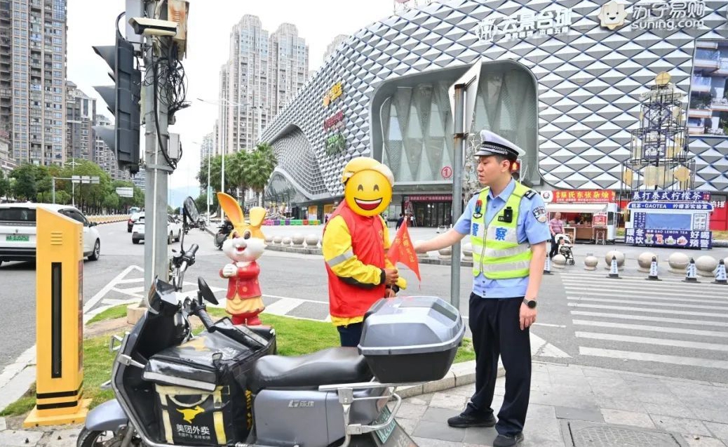 交通違法的外賣(mài)小哥化身15分鐘“文明交通引導(dǎo)員”，正在開(kāi)展交通文明勸導(dǎo)。 來(lái)源：壹福清.jpg