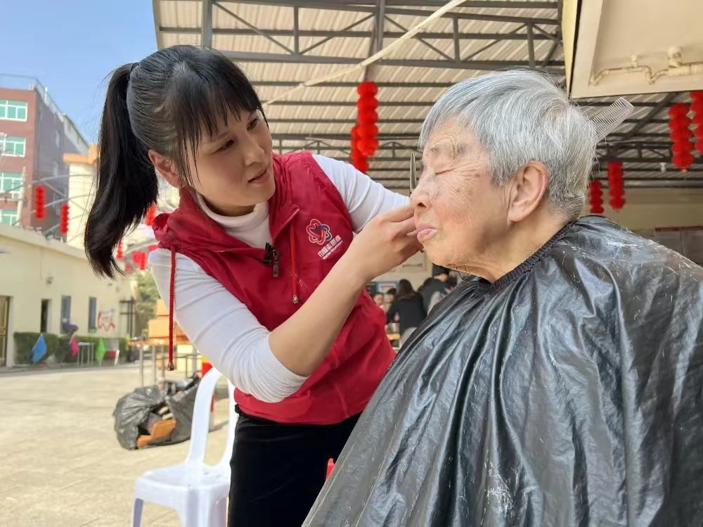 薛鳳萍為老人理發(fā)。 福清市委文明辦供圖.jpg